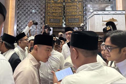 RI1TV.COM: WAPRES GIBRAN SALAT ID DI ISTIQLAL, PRESIDEN PRABOWO AJAK PERKUAT PERSATUAN DI MOMEN LEBARAN