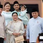 MOMEN HANGAT! Presiden Prabowo Sambut Presiden ke7 Jokowi dengan Pelukan Hangat pada Silaturahmi Lebaran di Istana