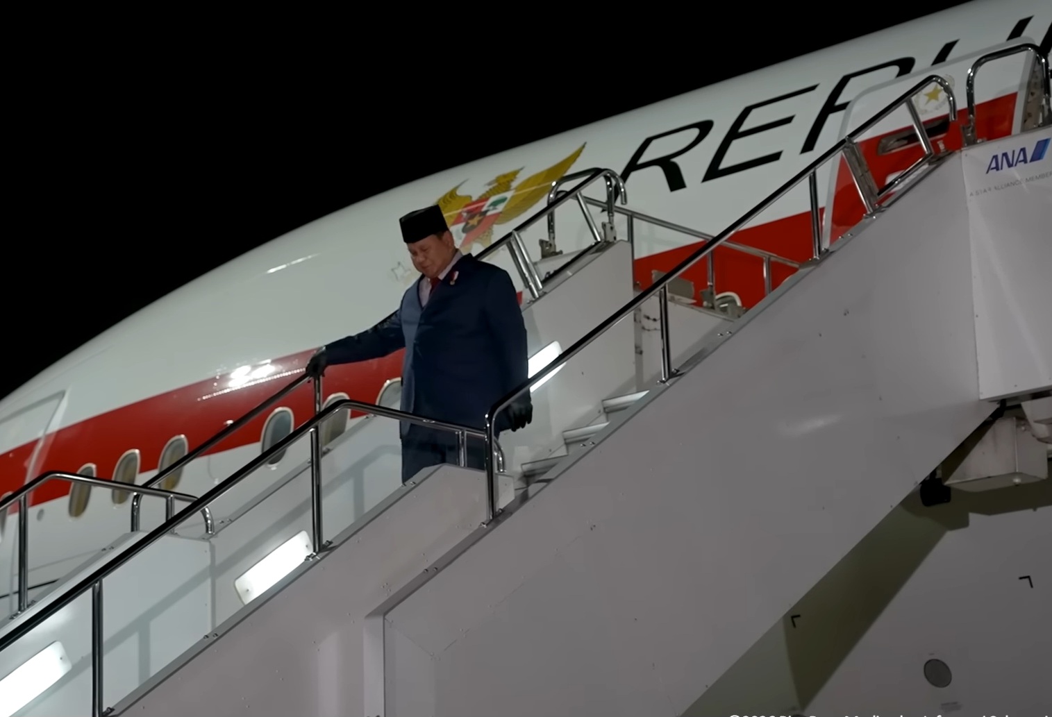 PRESIDEN PRABOWO TIBA DI TOKYO, DISAMBUT HANGAT OLEH MASYARAKAT INDONESIA DI JEPANG